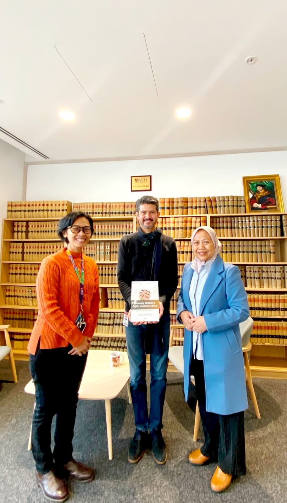 Buku Laporan ISLaMS Tahun Kedua Sampai di Tangan Pengkaji Isu Jender, Seorang Pengajar di Universitas Katholik Australia