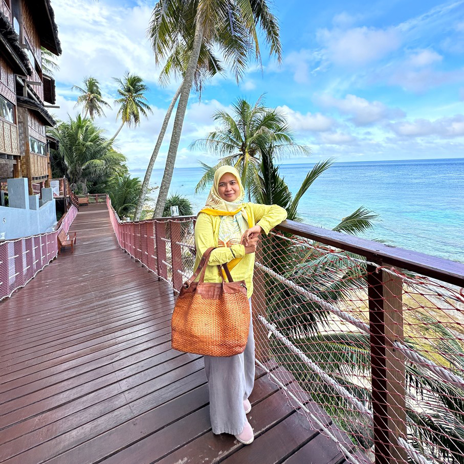 Profile Dr. Lindra Darnela, M.Hum